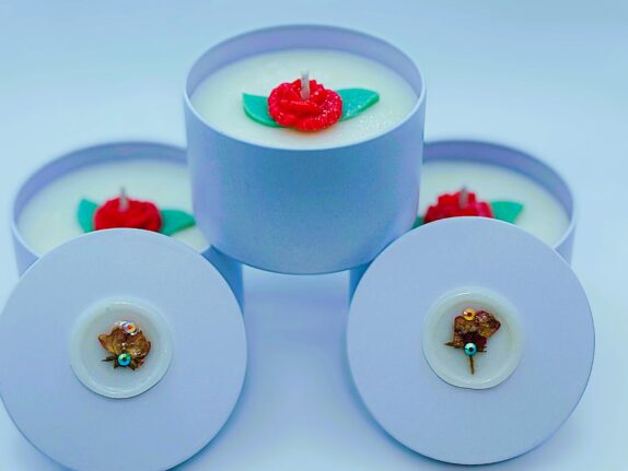 Vela de Soya de Rosa Roja en Lata Blanca (Peso Neto 6 Onzas)