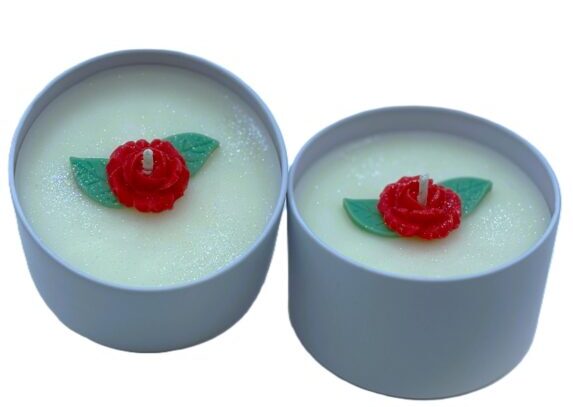 Vela de Soya de Rosa Roja en Lata Blanca (Peso Neto 6 Onzas)