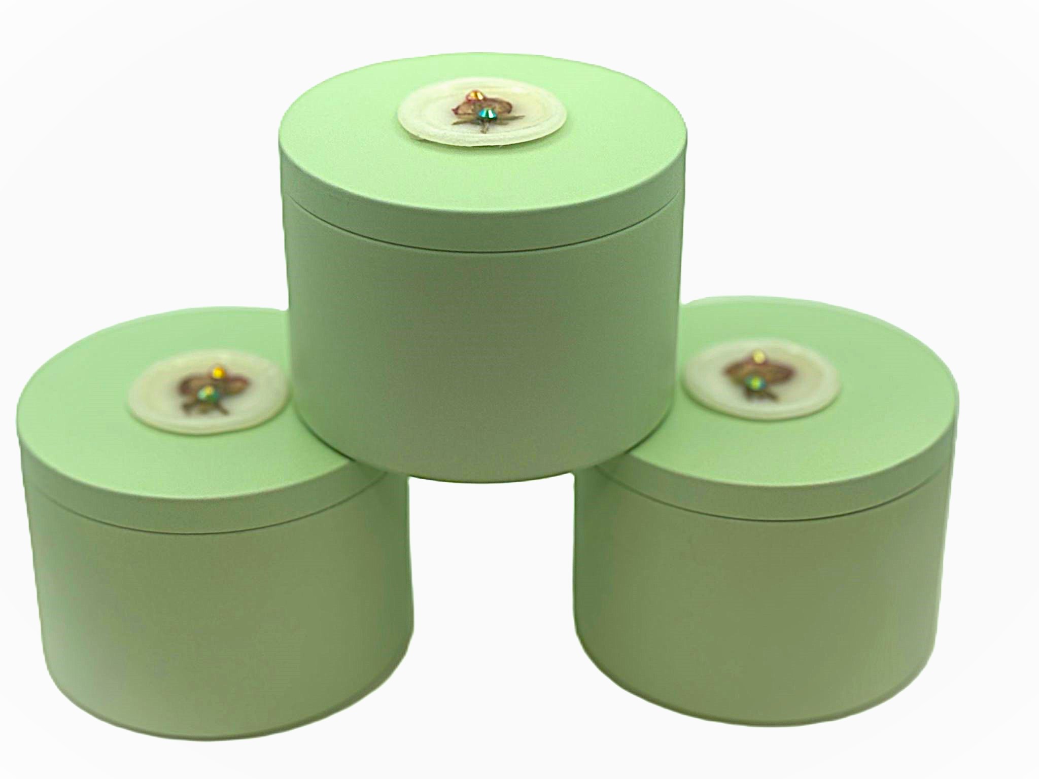 Vela de Soya con Rosa Roja en Lata Verde (Peso Neto 6 Onzas)