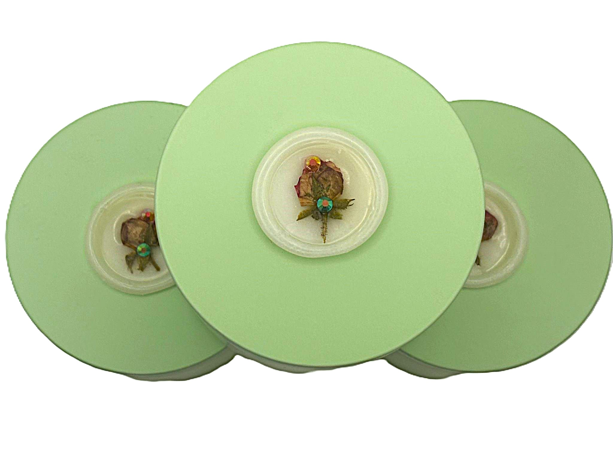 Vela de Soya con Rosa Roja en Lata Verde (Peso Neto 6 Onzas)