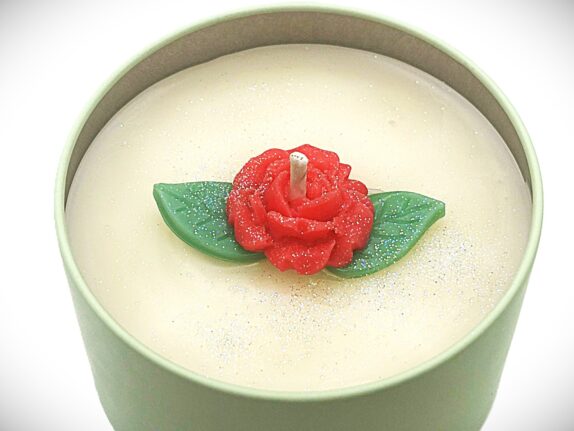 Vela de Soya con Rosa Roja en Lata Verde (Peso Neto 6 Onzas)