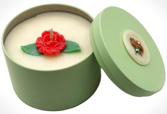 Vela de Soya con Rosa Roja en Lata Verde (Peso Neto 6 Onzas)