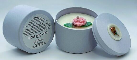 Vela de Rosa Rosada en Lata Blanca – (Peso Neto 6 onzas)