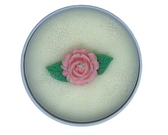 Vela de Rosa Rosada en Lata Blanca – (Peso Neto 6 onzas)